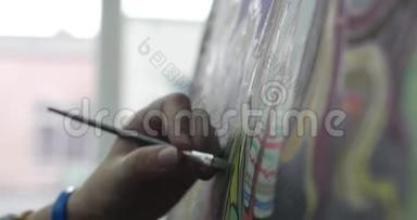 年轻的女艺术家在一个艺术工作室，坐在一个Easel后面和画布上的<strong>绘画</strong>。 <strong>绘画</strong>过程：艺术中